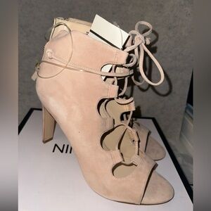 Nine West Unforgettable Lace Up Heel Natural Size 9